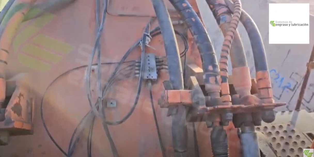REPARACIÓN DE ENGRASE AUTOMÁTICO RAASM EN EXCAVADORA HITACHI ZX135W-7 portada